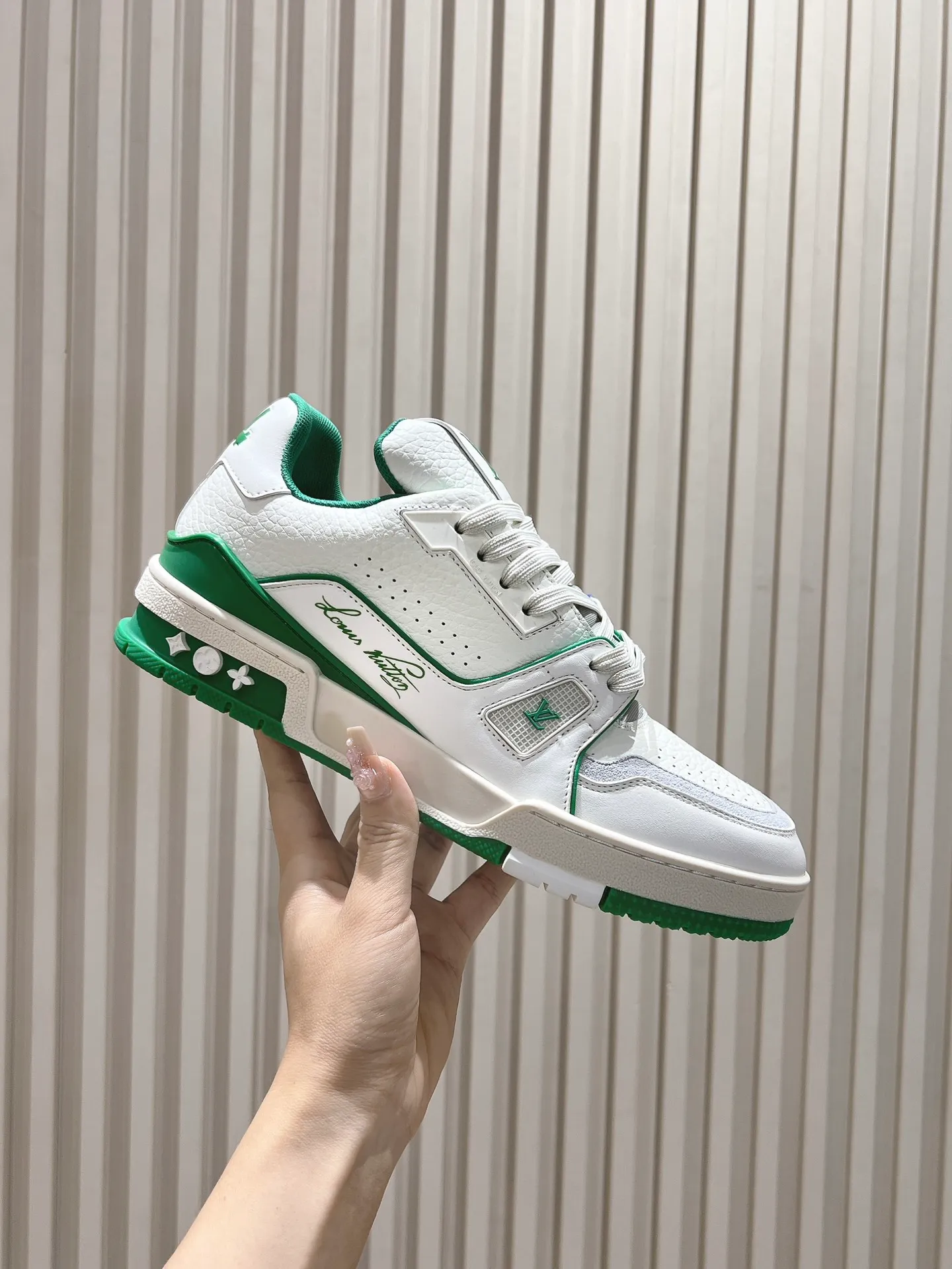 👟👟Ex-factory price 840👟👟 Dongguan high-end supply top version LV-Louis Vuitton 2022 catwalk new style, original 1:1 developed replica! ! It is very comfortable to wear on the foot. It is made of fine workmanship. The upper is spliced ​​with calfskin imported from Italy. The side is decorated with the brand's LOGO and signature. The cowhide foot pads are lined with mesh, making the foot feel super comfortable. The original two-color TPU combination outsole is specially provided by the original factory. Packing process: Goodyear stitching and overlocking Size: 35-44 standard size